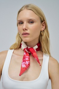 TRIANGULAR SCARF WITH PATTERN