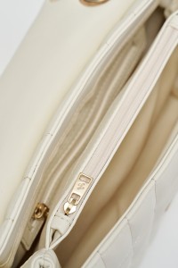 GEPOLSTERTE TASCHE MIT FELL EFFEKT