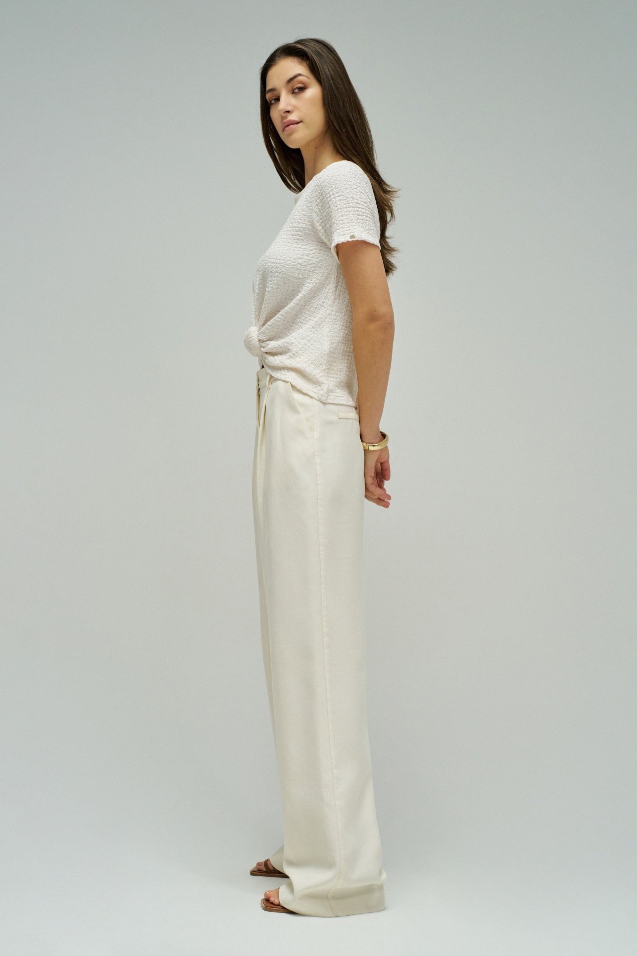 T-SHIRT TEXTURADA COM N� FRONTAL