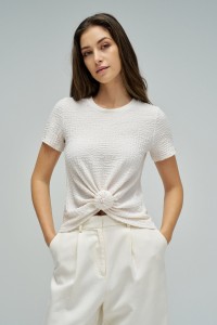 T-SHIRT TEXTURADA COM N� FRONTAL