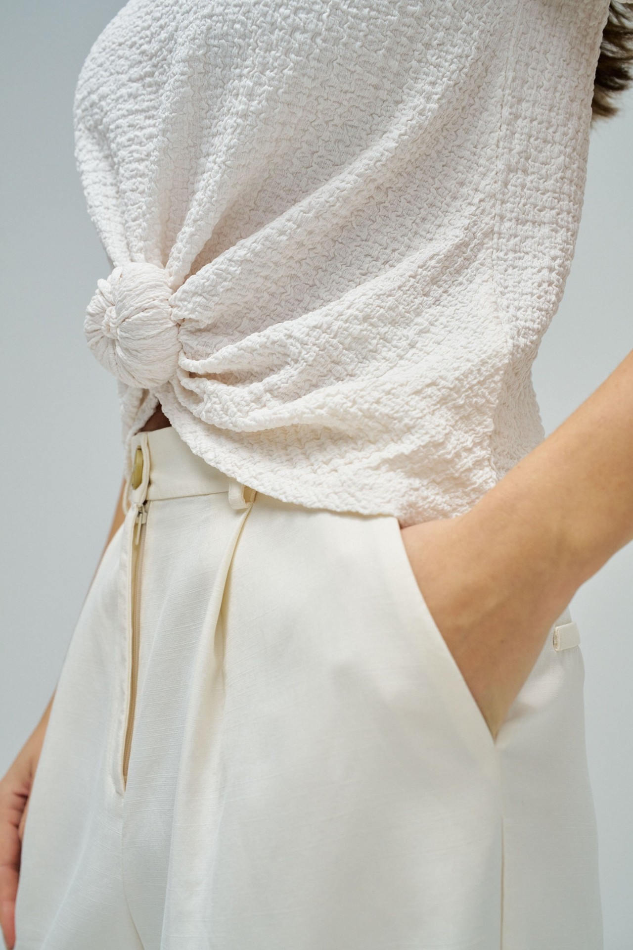 T-SHIRT TEXTURADA COM N� FRONTAL