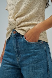 T-SHIRT TEXTUR� AVEC N?UD FRONTAL