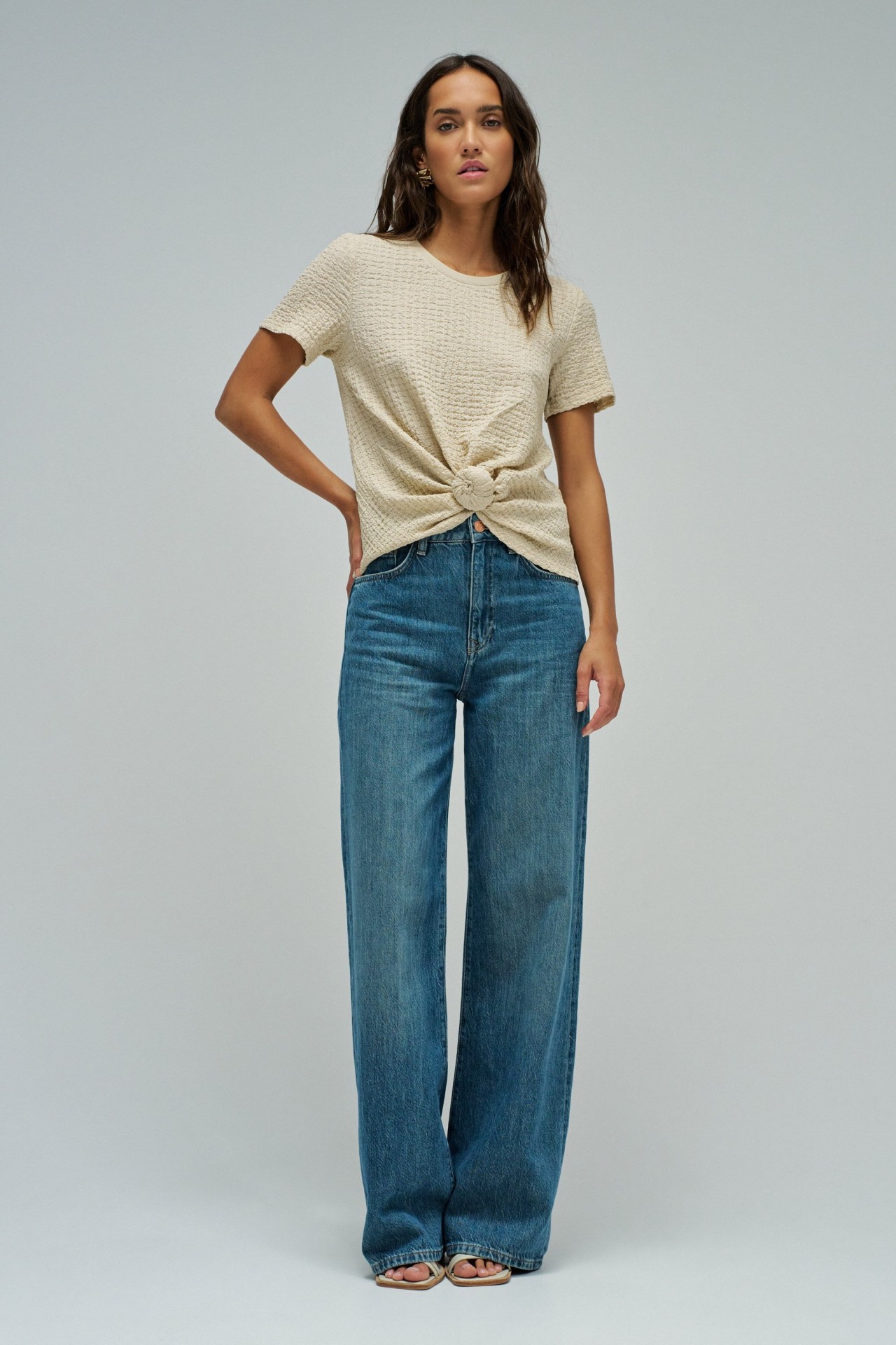 T-SHIRT TEXTUR� AVEC N?UD FRONTAL