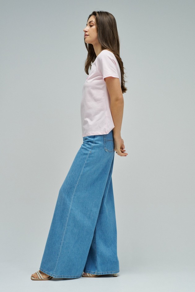 T-SHIRT WITH BRANDING