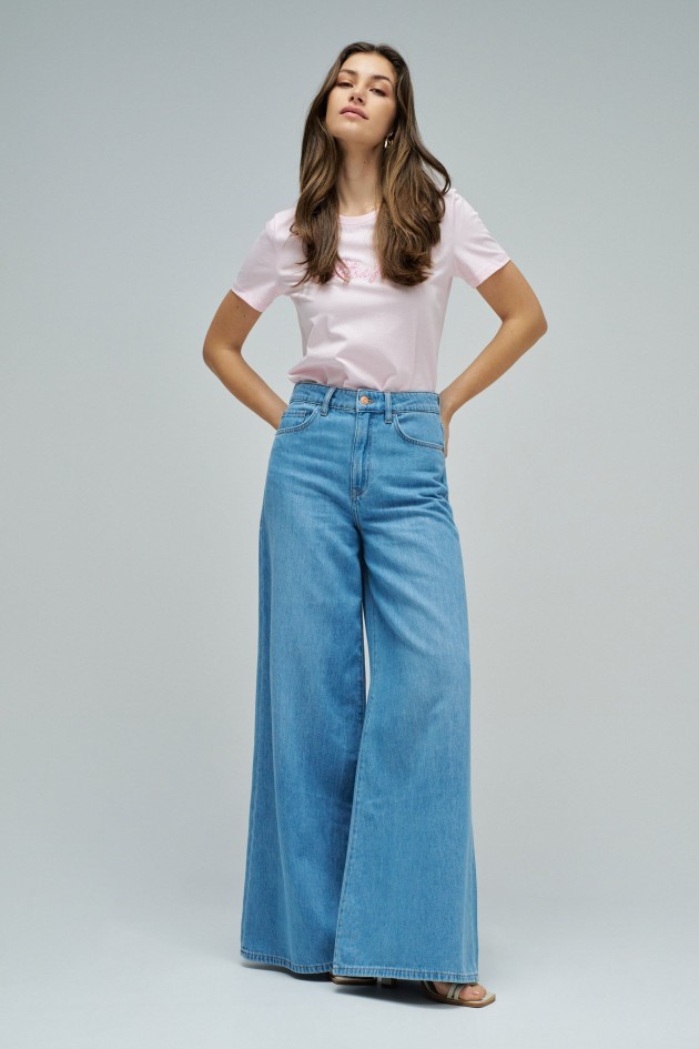 T-SHIRT WITH BRANDING