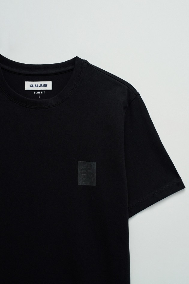 T-SHIRT MIT BRANDING