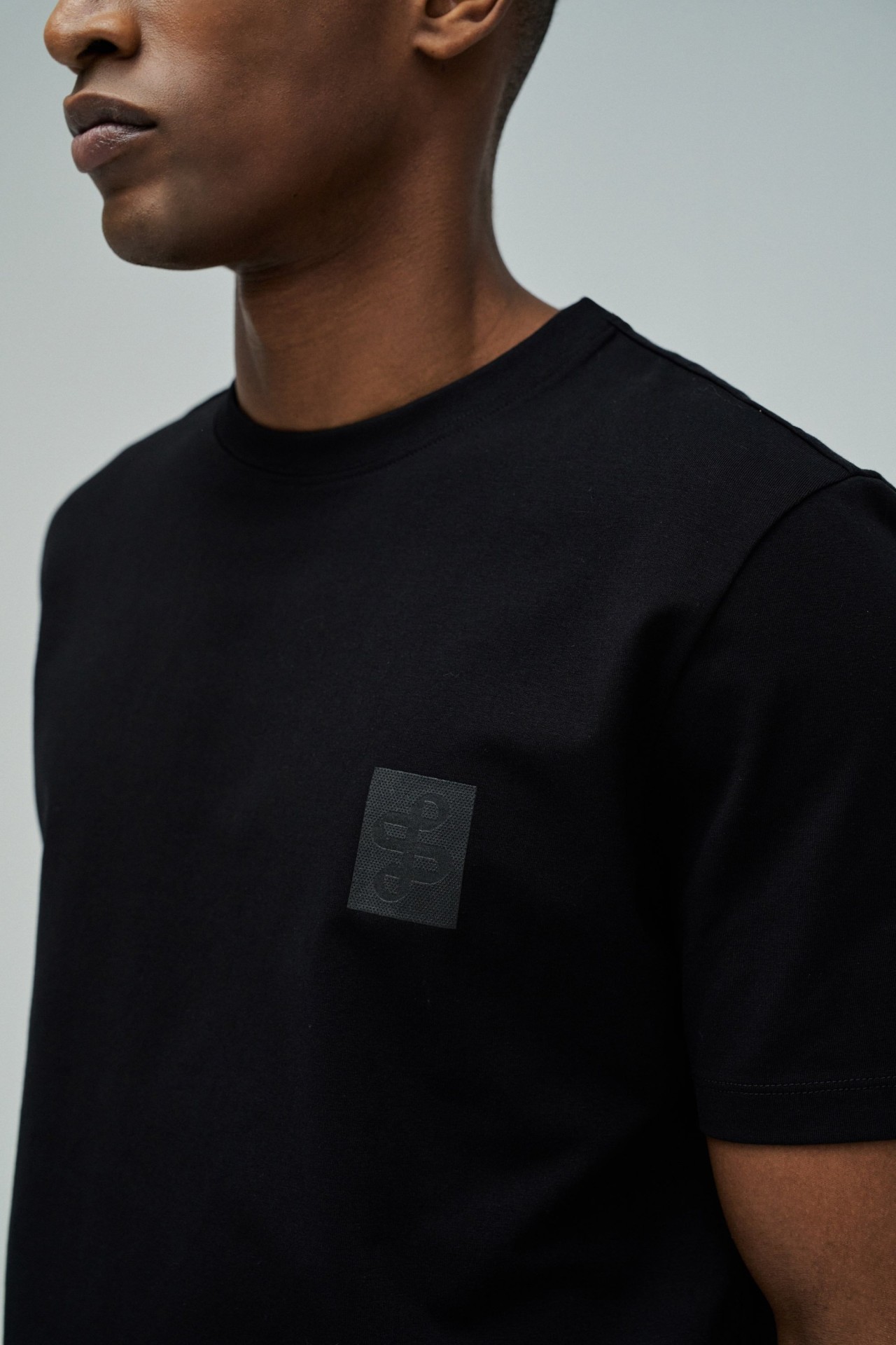 T-SHIRT MIT BRANDING