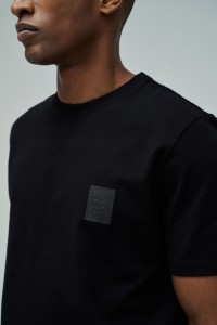 T-SHIRT MIT BRANDING