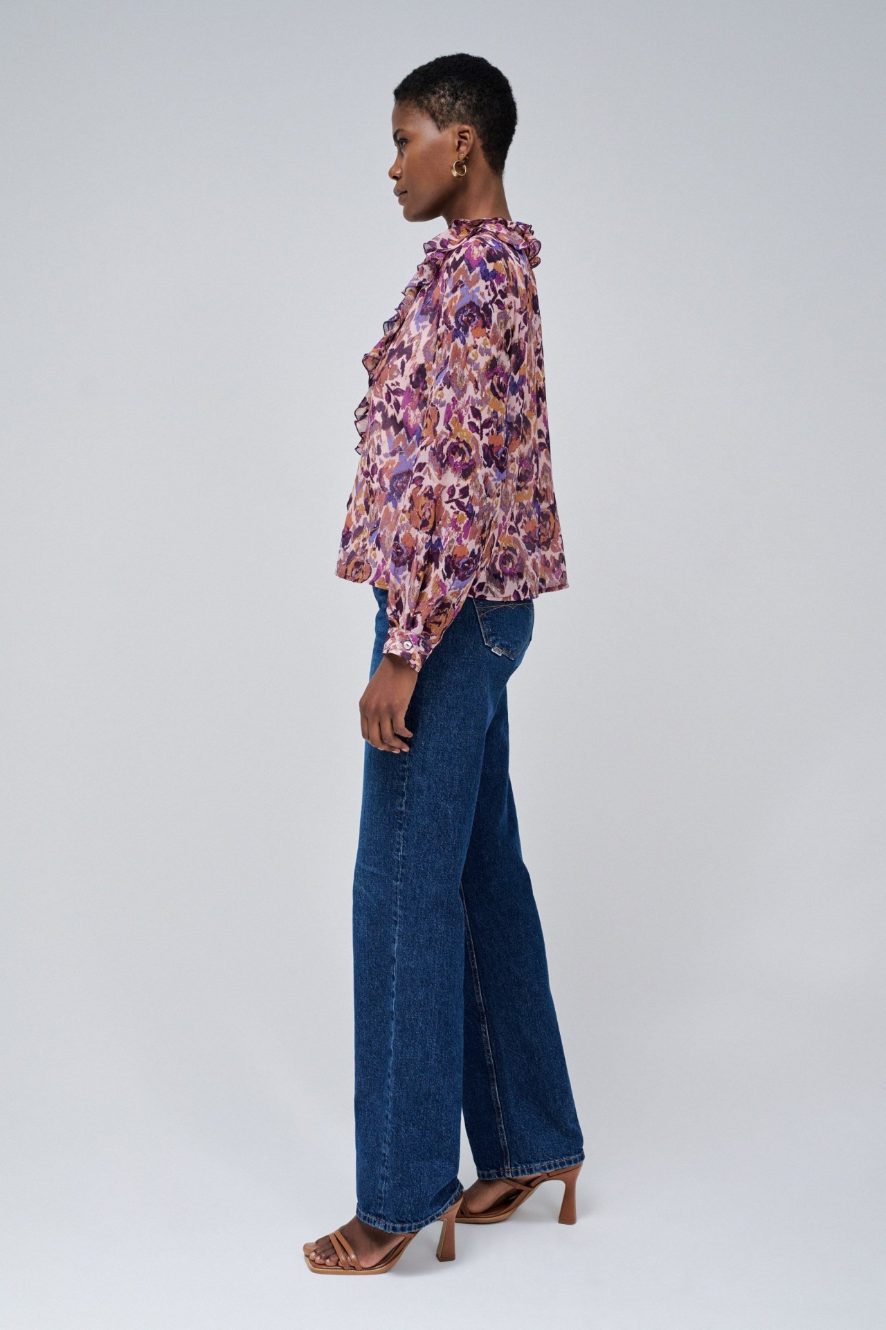 BLUSA CON VOLANTES