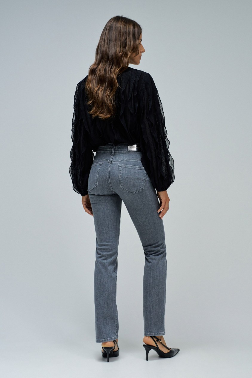 SECRET PUSH IN STRAIGHT JEANS