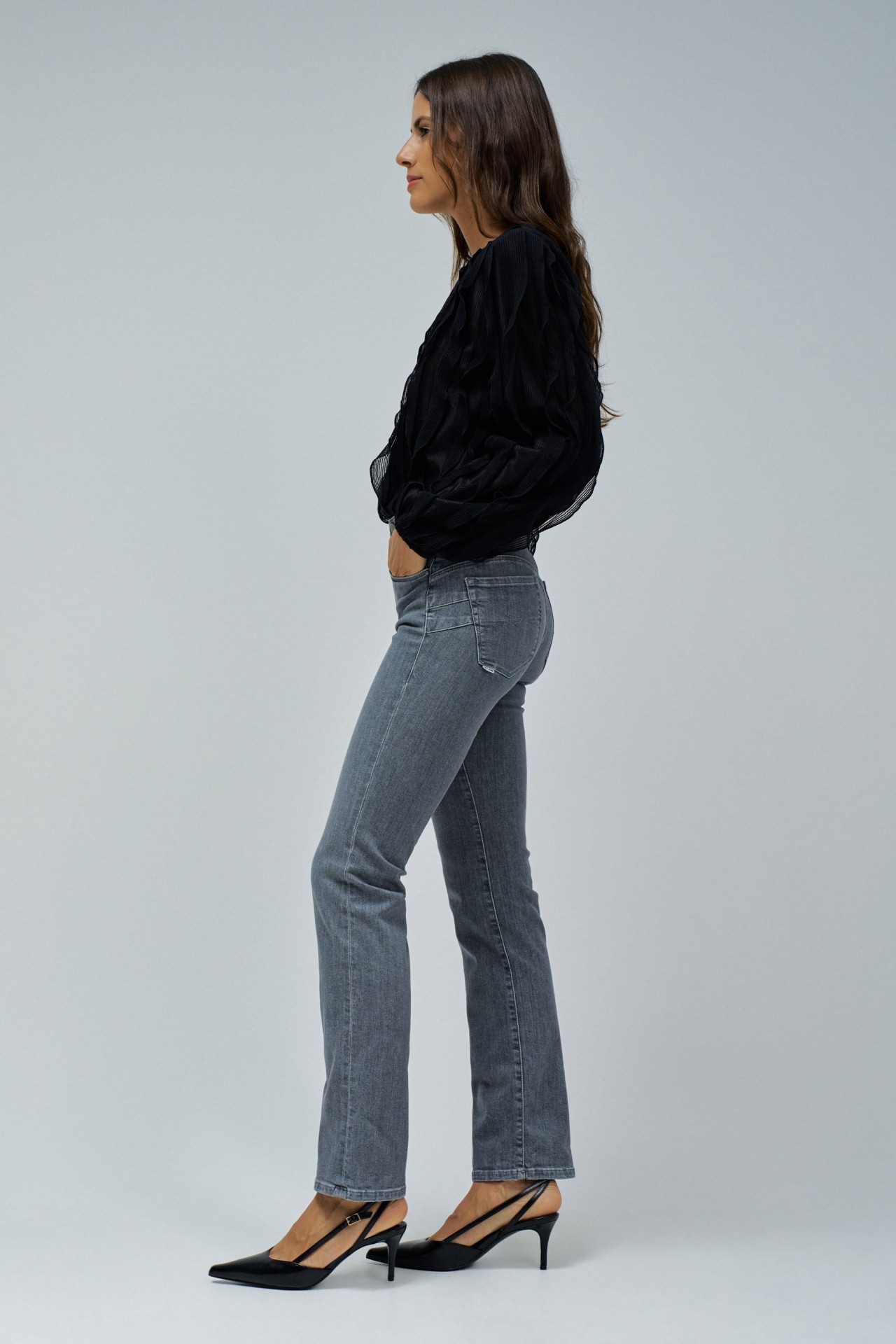 SECRET PUSH IN STRAIGHT JEANS