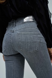 SECRET PUSH IN STRAIGHT JEANS
