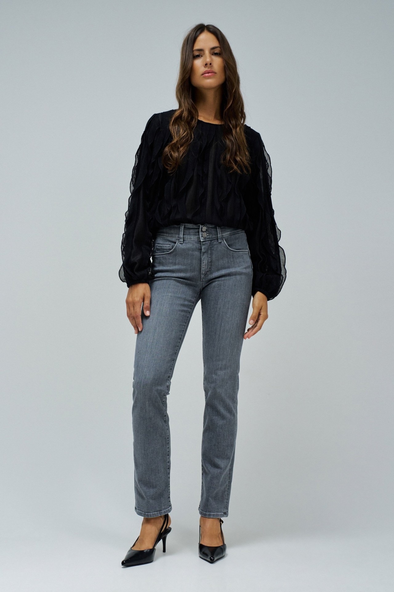 SECRET PUSH IN STRAIGHT JEANS