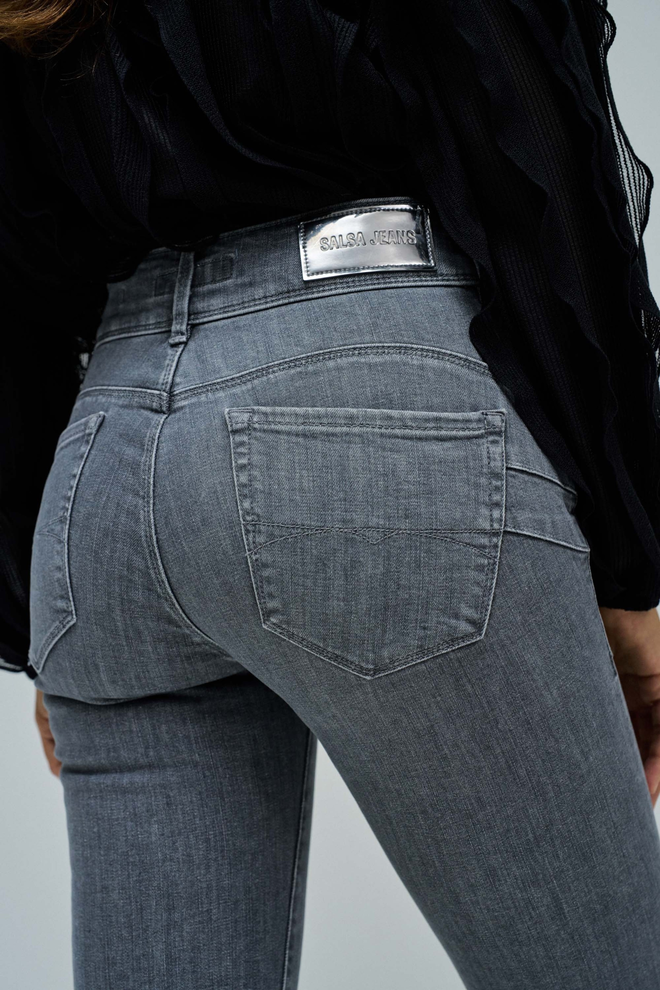 SECRET PUSH IN STRAIGHT JEANS
