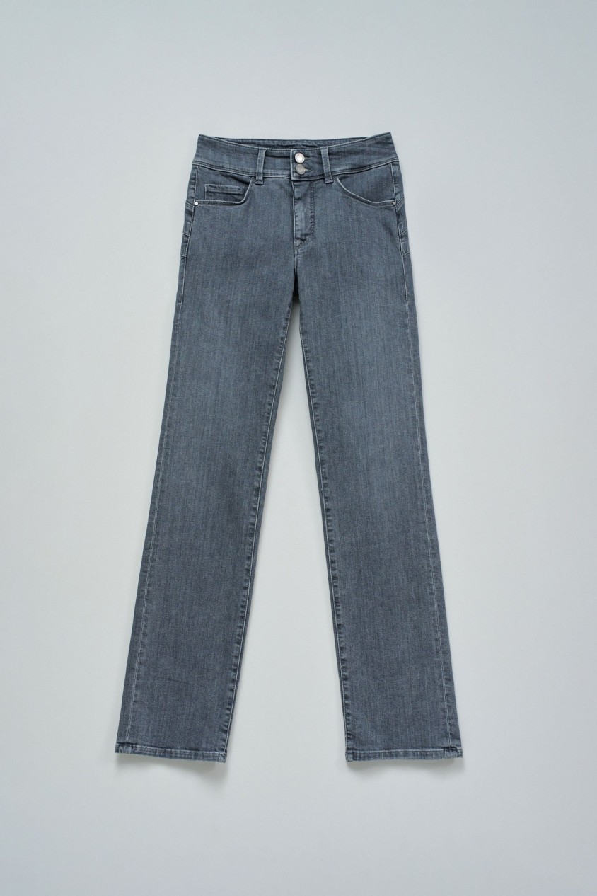 SECRET PUSH IN STRAIGHT JEANS