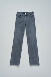 SECRET PUSH IN STRAIGHT JEANS