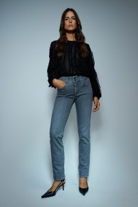 SECRET PUSH IN STRAIGHT JEANS