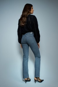 SECRET PUSH IN STRAIGHT JEANS