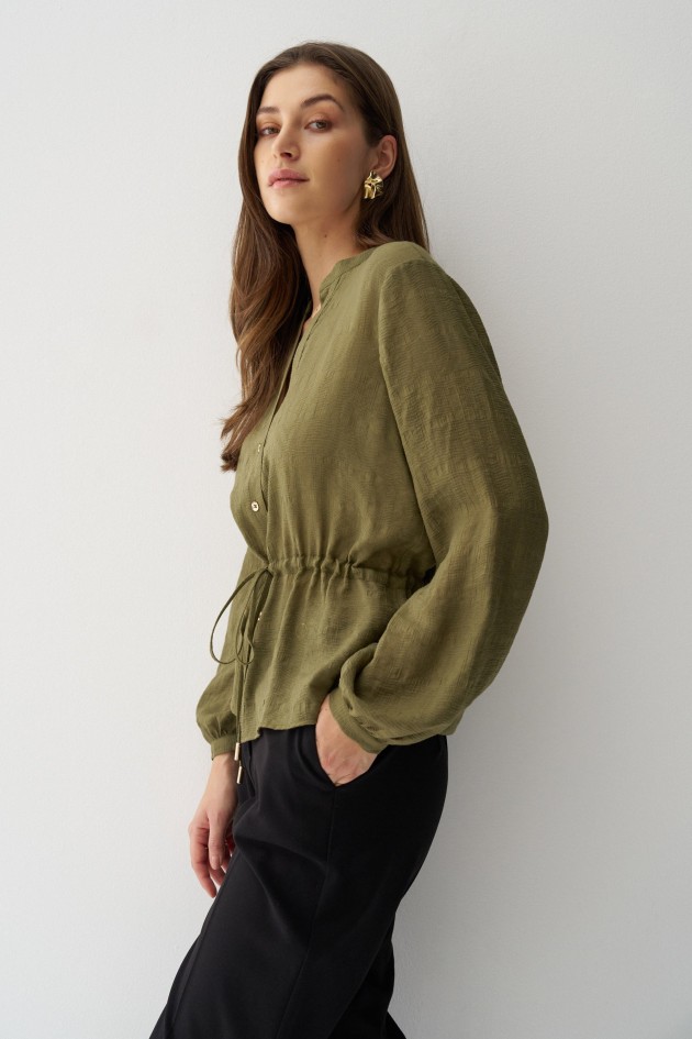 BLUSA TEXTURADA COM CINTO