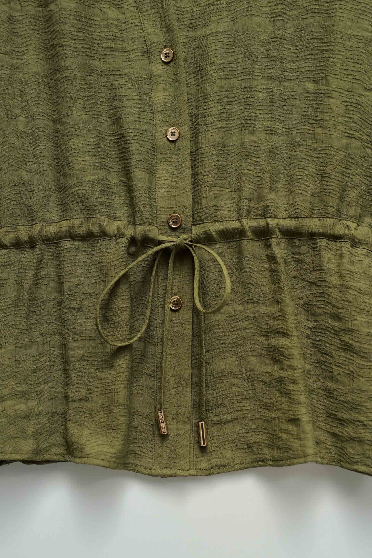 BLUSA TEXTURADA COM CINTO