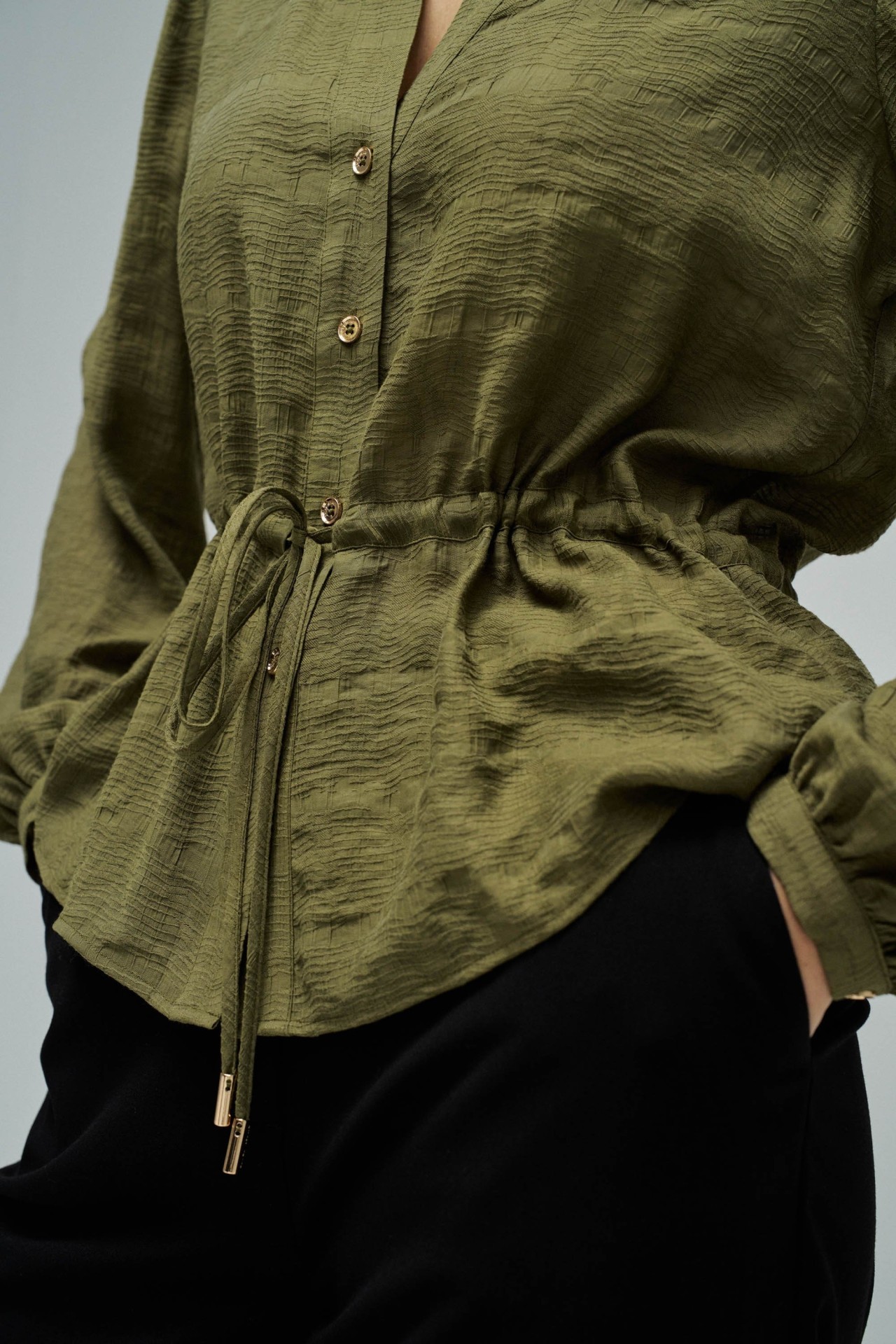 BLUSA TEXTURADA COM CINTO