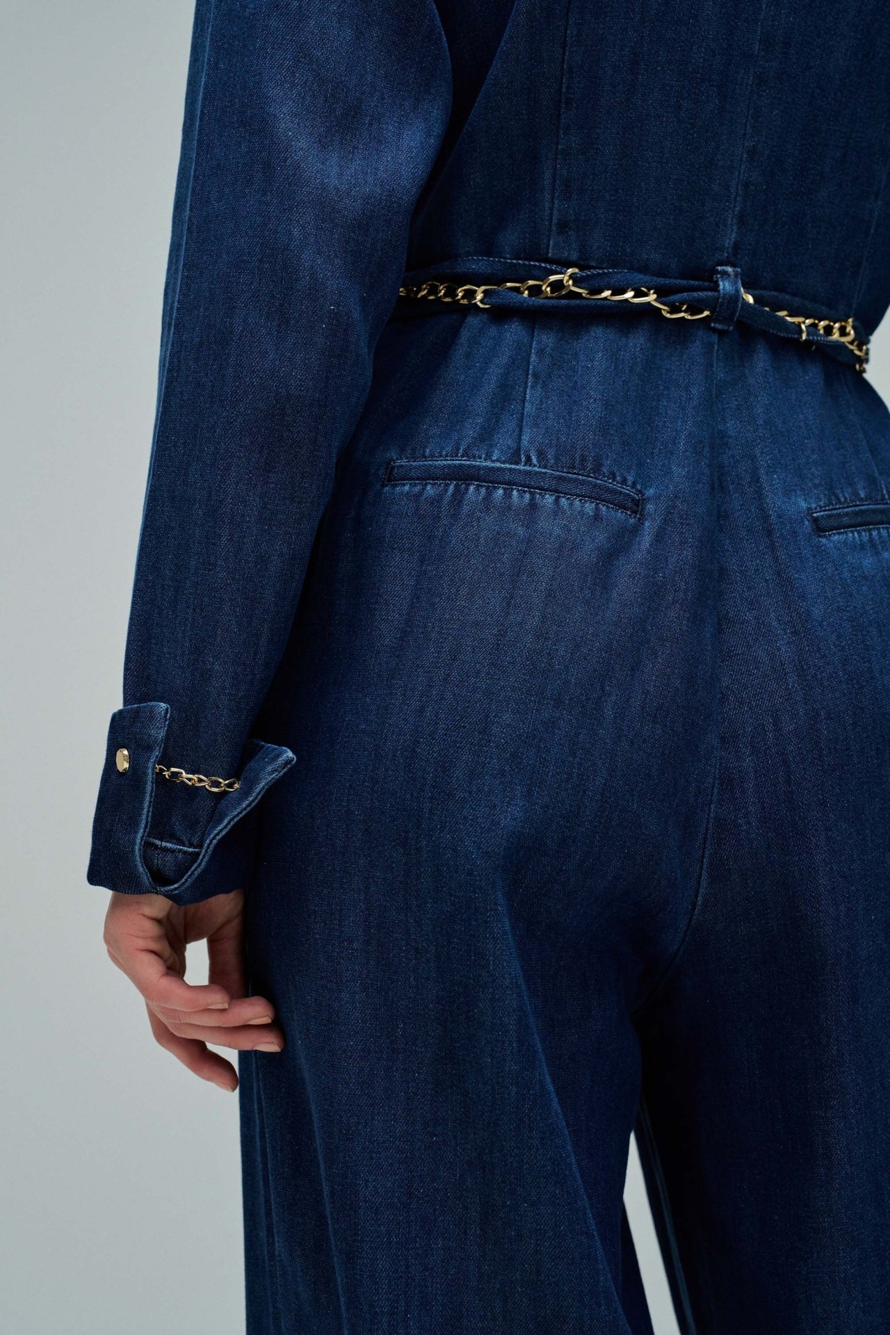 MACAC�O EM LIGHTDENIM COM PERNA WIDE