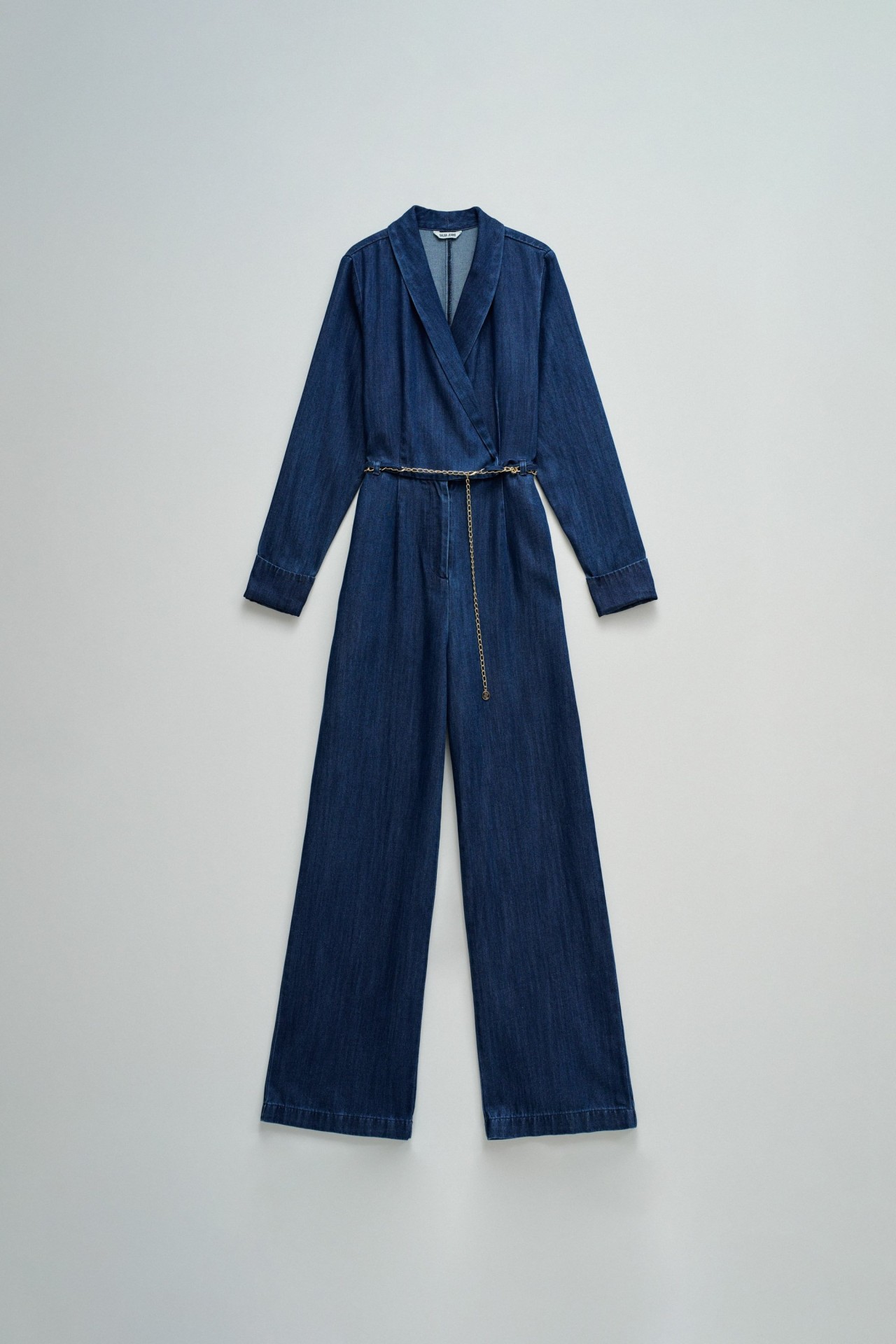 MACAC�O EM LIGHTDENIM COM PERNA WIDE