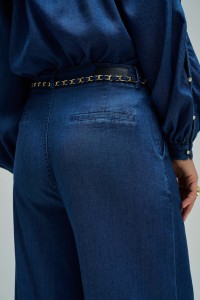 CAL�AS CHINO COM PERNA WIDE EM LIGHTDENIM