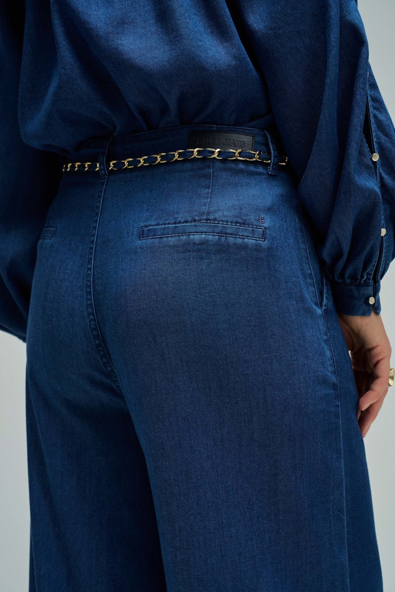 CAL�AS CHINO COM PERNA WIDE EM LIGHTDENIM