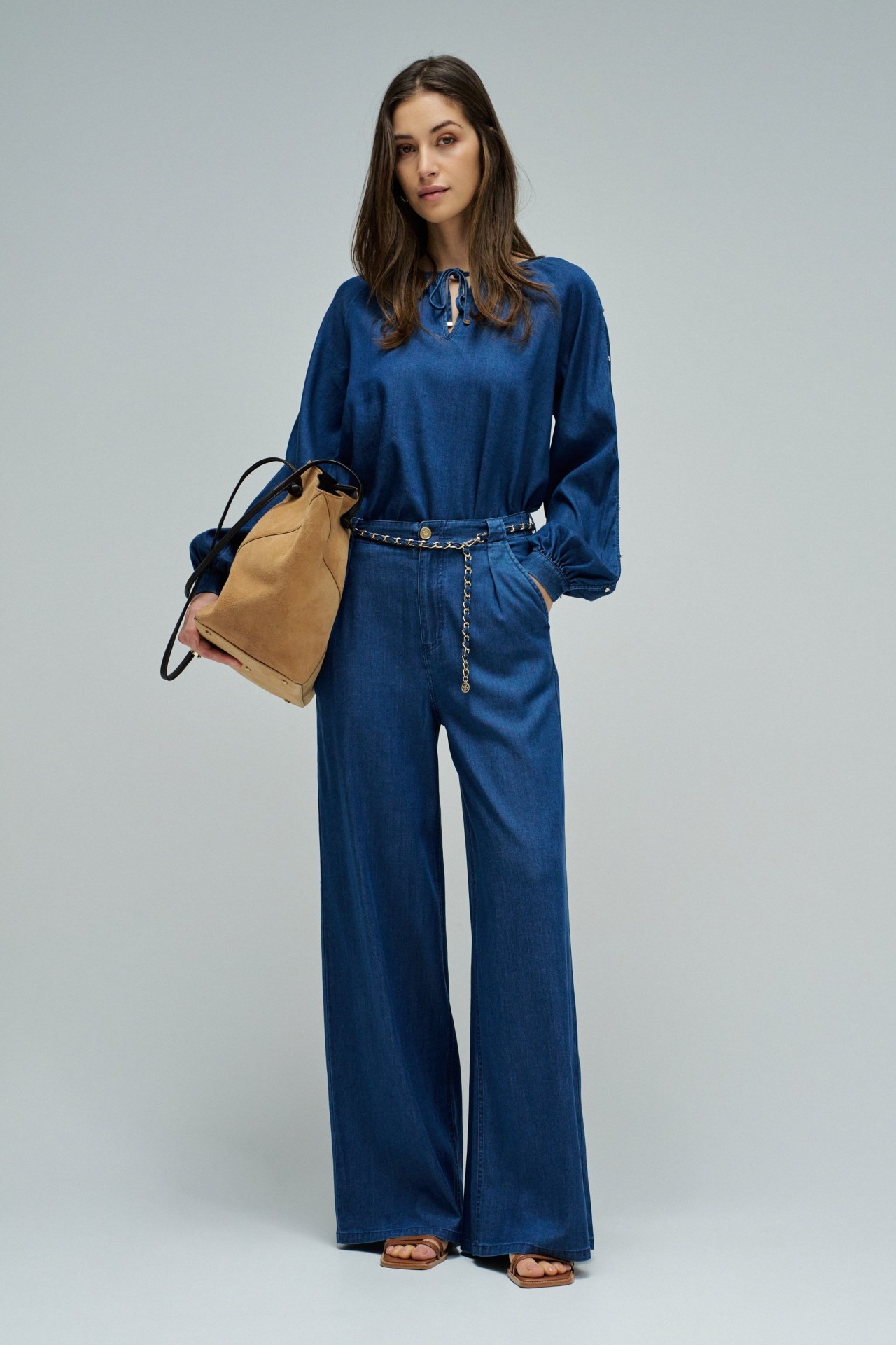 CAL�AS CHINO COM PERNA WIDE EM LIGHTDENIM