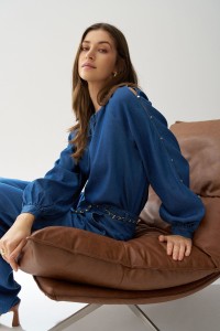 CAL�AS CHINO COM PERNA WIDE EM LIGHTDENIM