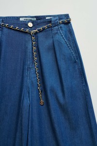 CAL�AS CHINO COM PERNA WIDE EM LIGHTDENIM