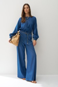 CAL�AS CHINO COM PERNA WIDE EM LIGHTDENIM