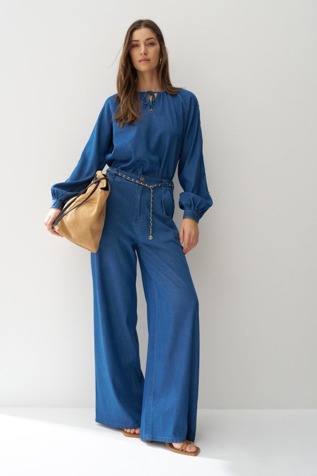 CAL�AS CHINO COM PERNA WIDE EM LIGHTDENIM