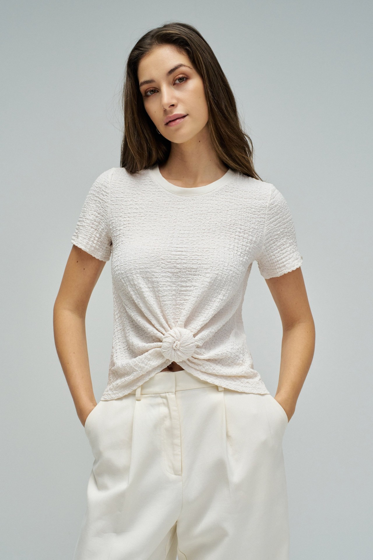 CAMISETA TEXTURADA CON NUDO FRONTAL