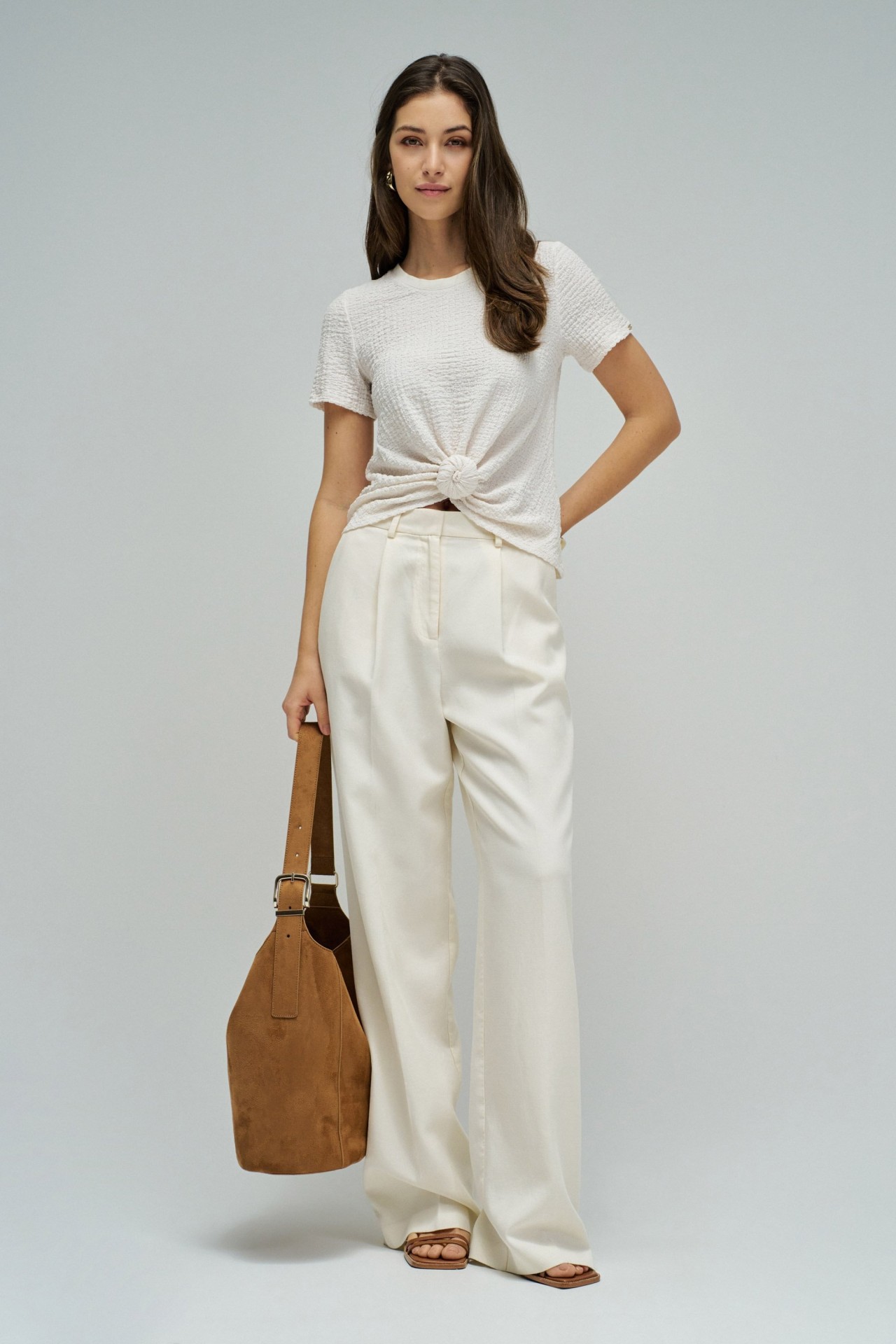 CAMISETA TEXTURADA CON NUDO FRONTAL