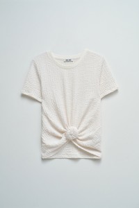 CAMISETA TEXTURADA CON NUDO FRONTAL