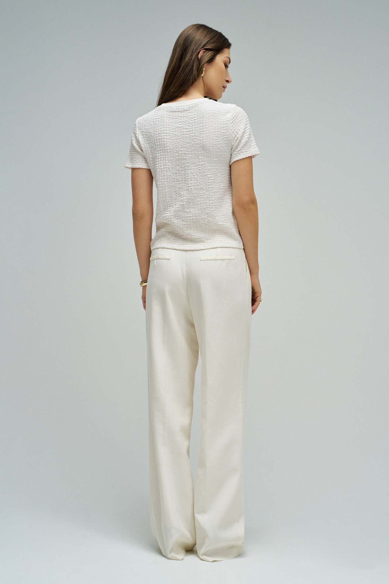 CAMISETA TEXTURADA CON NUDO FRONTAL