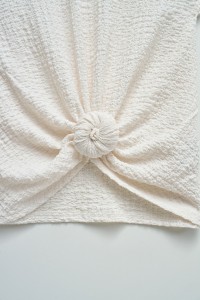 CAMISETA TEXTURADA CON NUDO FRONTAL