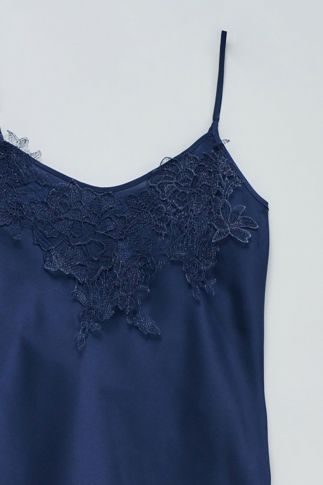 TOP SATINADO CON ENCAJE