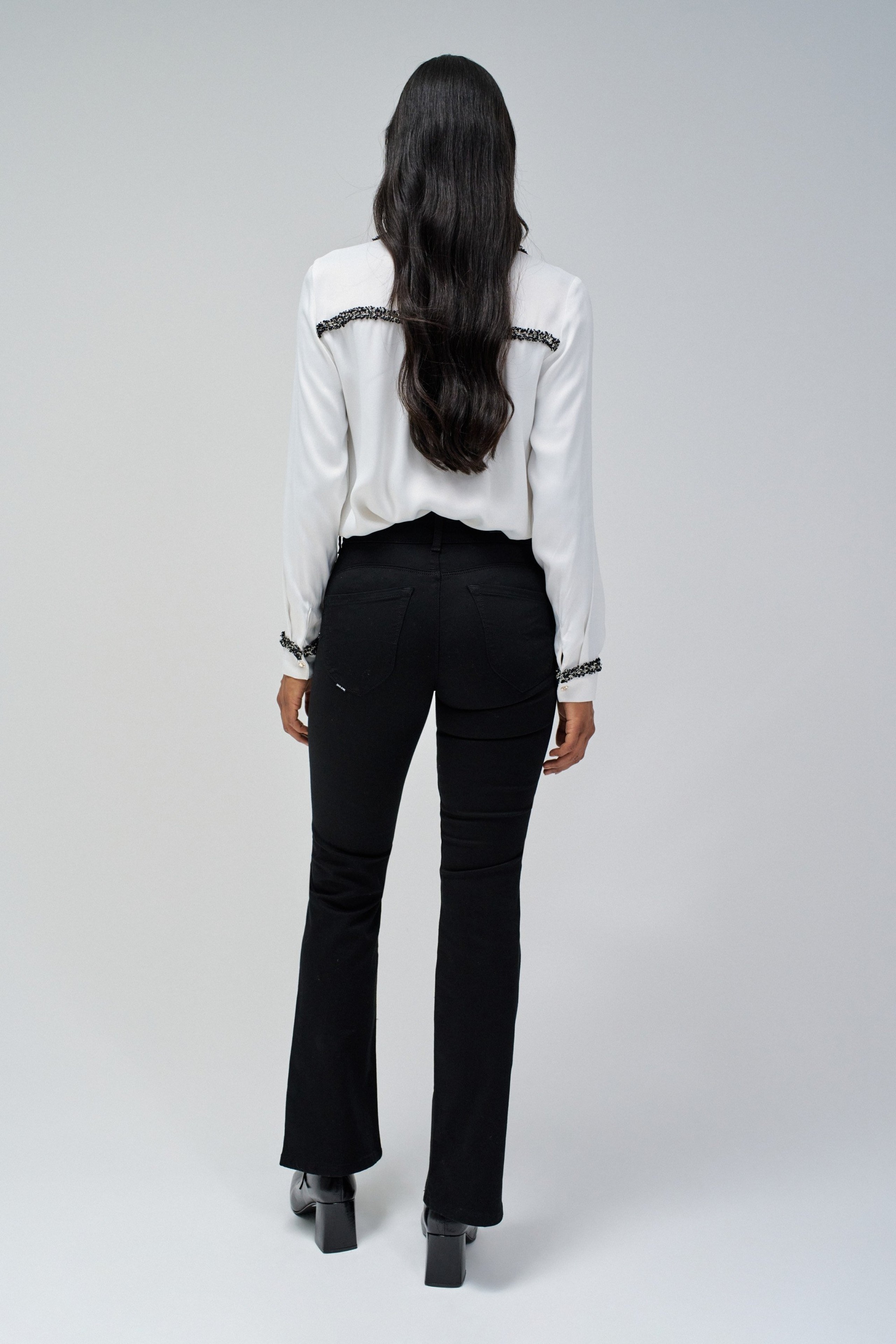 SECRET PUSH IN BOOTCUT JEANS