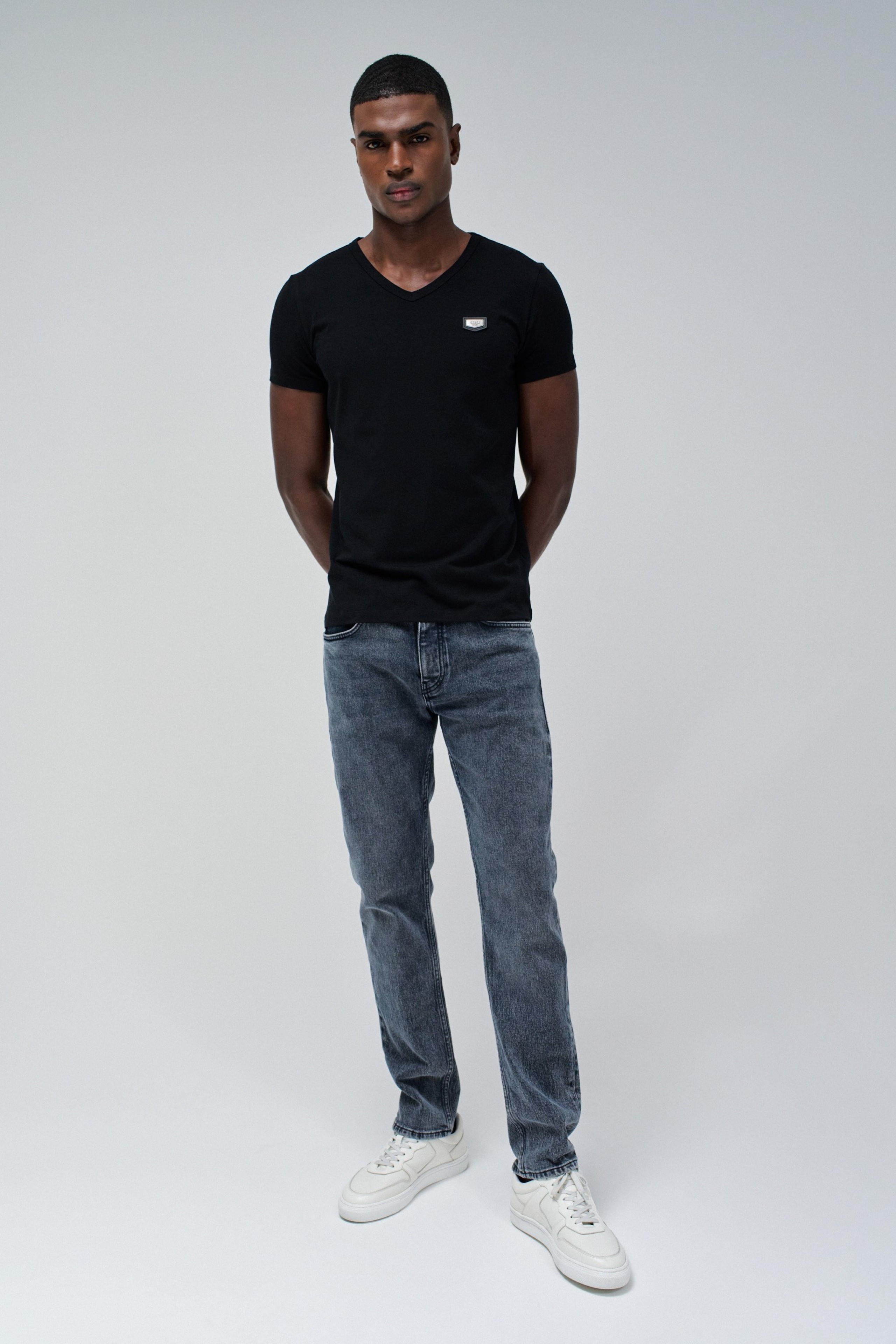 T-SHIRT AVEC LOGO
