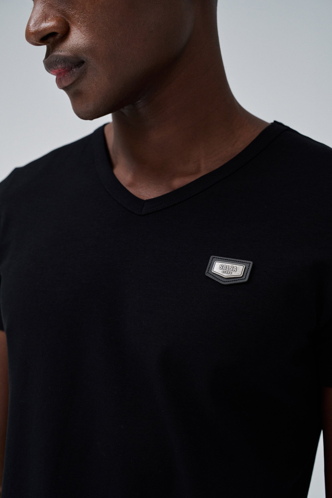 T-SHIRT AVEC LOGO