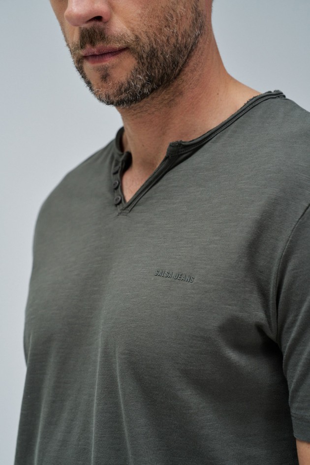 T-SHIRT WITH BRANDING