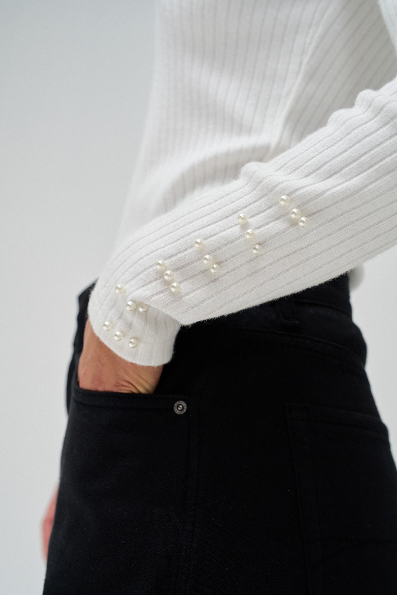 FINE RIBBED KNIT SWEATER