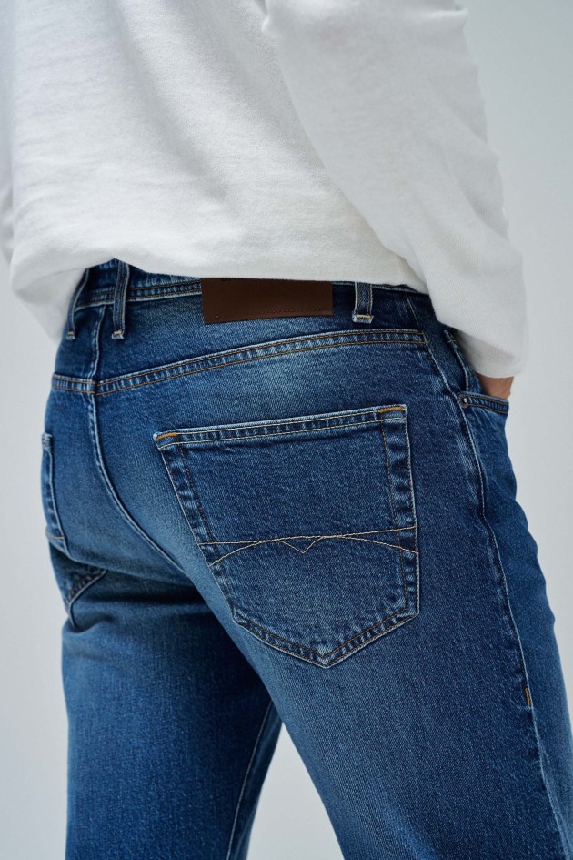 STRAIGHT FIT JEANS