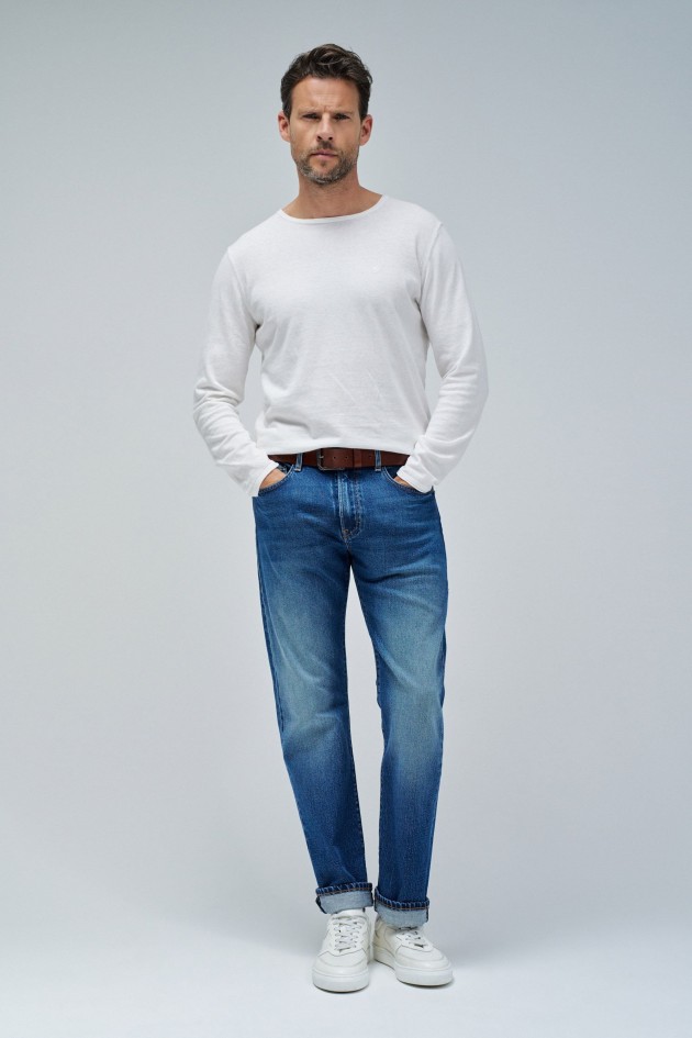 STRAIGHT FIT JEANS