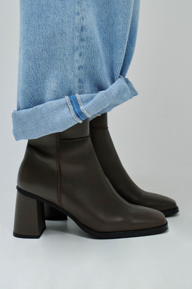 LEATHER BOOTS