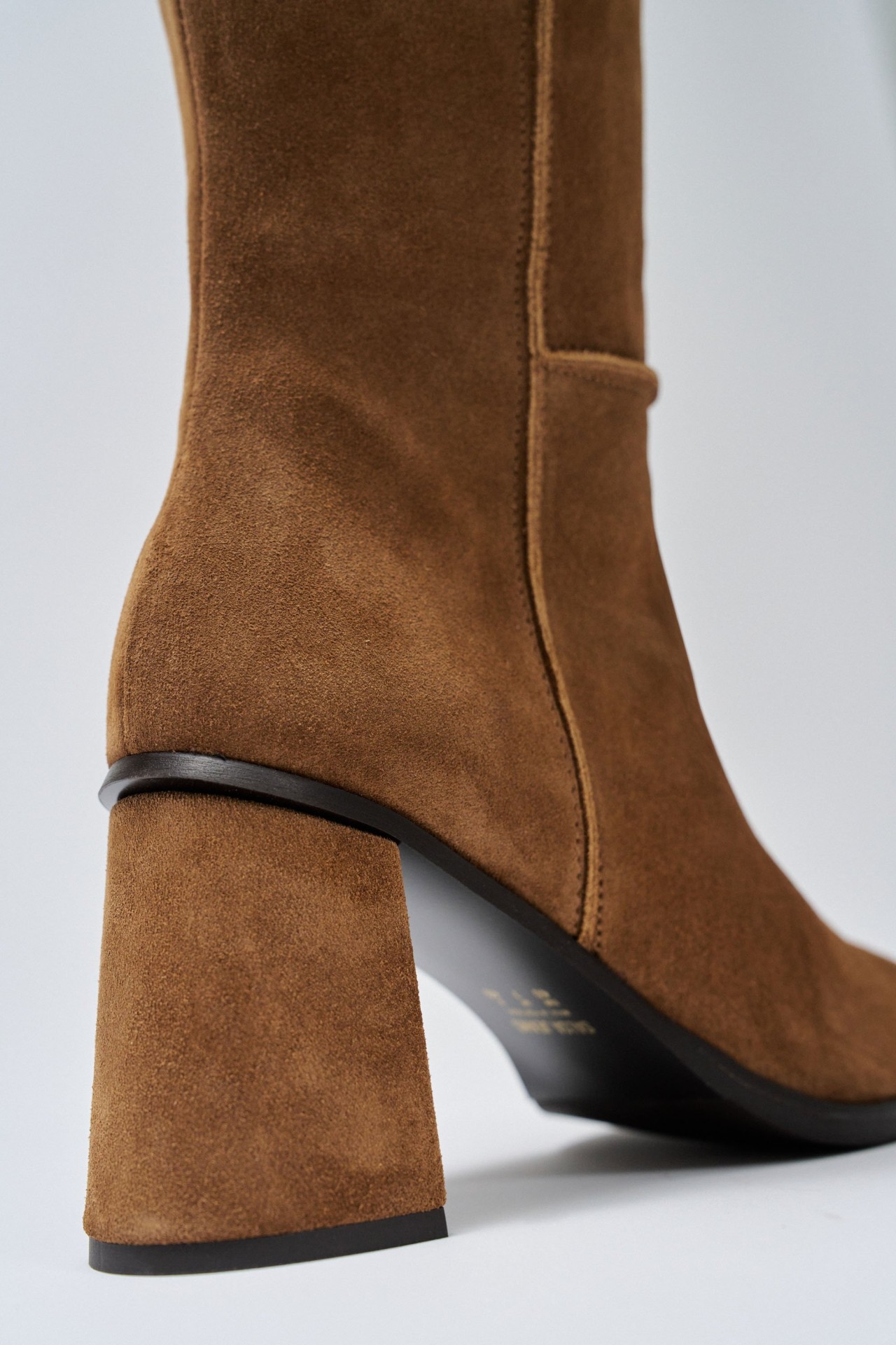 BOTAS DE CANO ALTO EM CAMUR�A