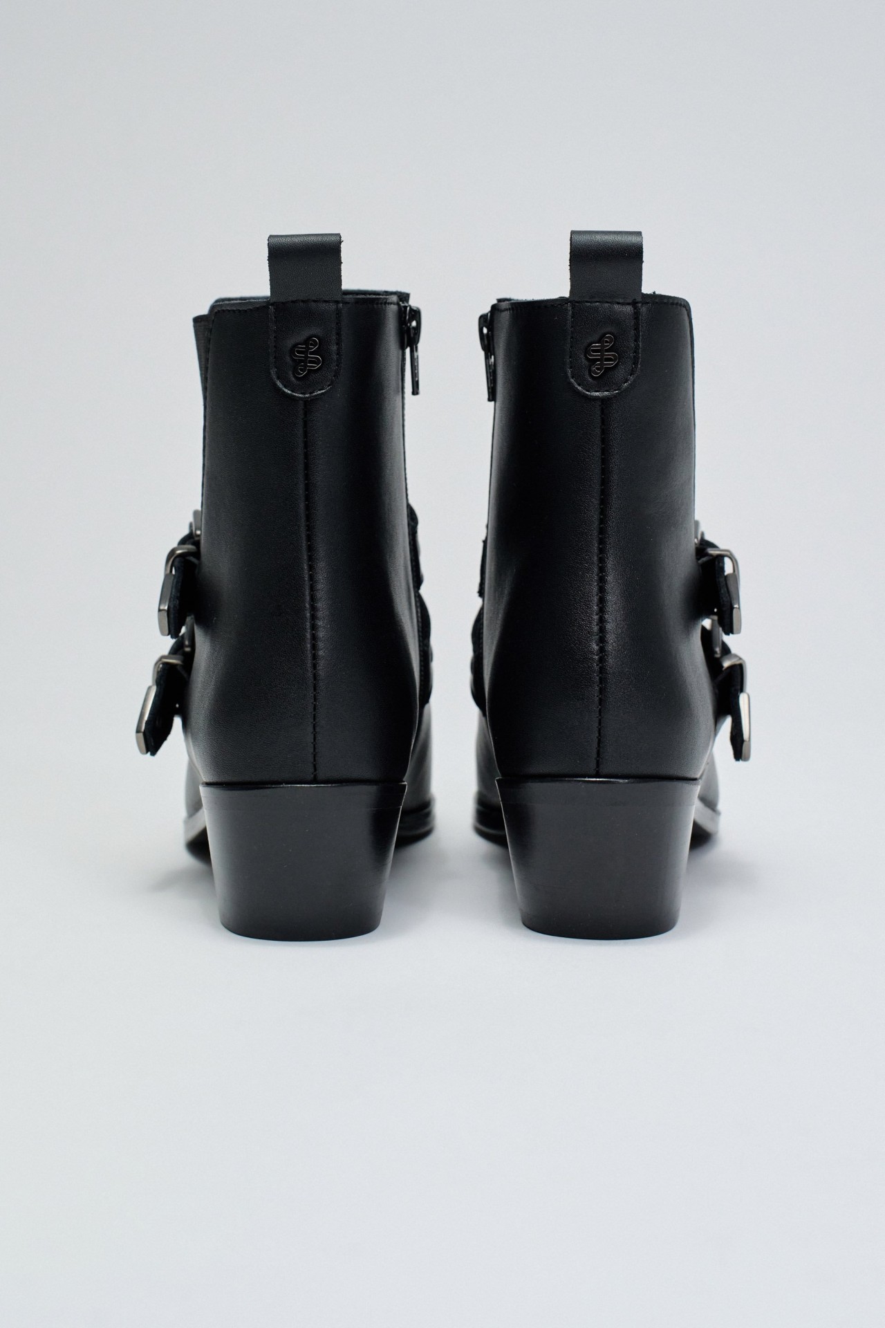 BOTINS DE PELE